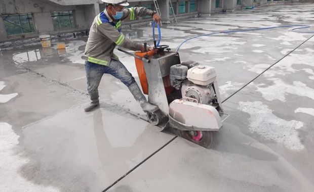 cắt khe co giãn sàn bê tông bằng máy cắt đường ron sau khi đổ