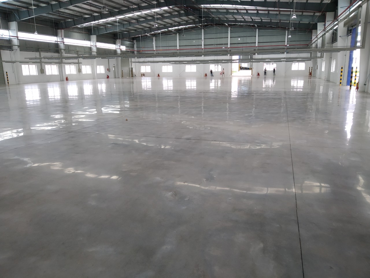 đặt nẹp khe co giãn sàn bê tông trước khi đổ bê tông cố định bằng vữa xi măng